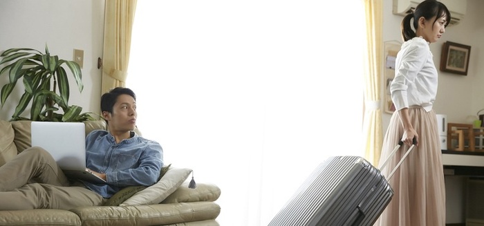 離婚と別居はどちらが得なのか比較｜離婚しないで別居するメリット・デメリットも解説