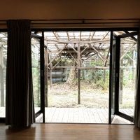 千葉県山武郡九十九里町粟生の売買物件/「魔女の木」をリビングから眺める
