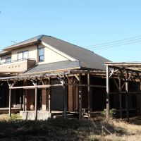 千葉県山武郡九十九里町粟生の売買物件/庭から見る家。庭やウッドデッキのお手入れも田舎暮らしの楽しみです