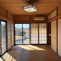 千葉県山武郡九十九里町真亀の売買物件/和室。2面に窓が大きくあります