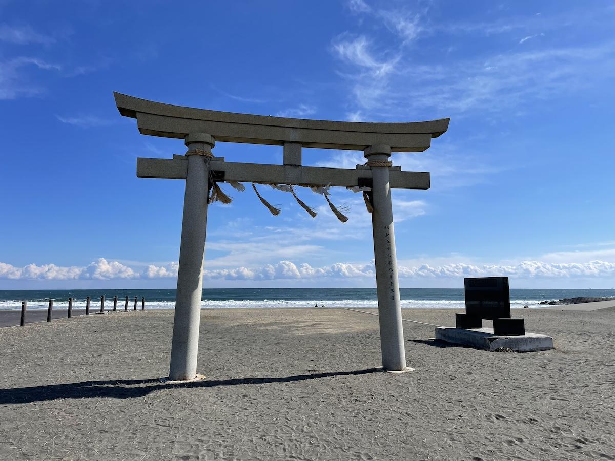 千葉県長生郡一宮町東浪見の賃貸物件/物件前のビーチは鳥居がお出迎えしてくれる釣ヶ崎海岸、志田下ポイントと呼ばれオリンピックが開催されたビーチ