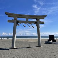 千葉県長生郡一宮町東浪見の賃貸物件/物件前のビーチは鳥居がお出迎えしてくれる釣ヶ崎海岸、志田下ポイントと呼ばれオリンピックが開催されたビーチ