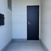 千葉県長生郡一宮町東浪見の賃貸物件/外の倉庫入り口、自転車も置けそうですね
