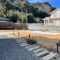 千葉県長生郡一宮町東浪見の賃貸物件/玄関先も綺麗に整備されていて、ローズマリーがお出迎え