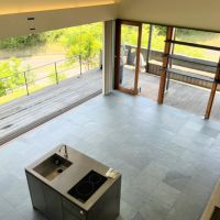 千葉県市原市山口の売買物件/2階から見下ろすダイニング。デッキとひと続きの開かれた空間