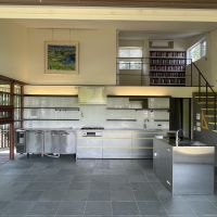 千葉県市原市山口の売買物件/潔く並んだキッチンが美しい。高い天井が、開放感を引き立てる