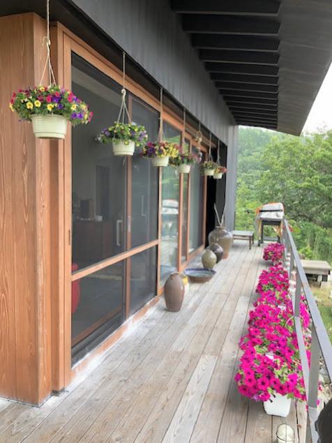 千葉県市原市山口の売買物件/室内へとアプローチとなるデッキも色とりどりに