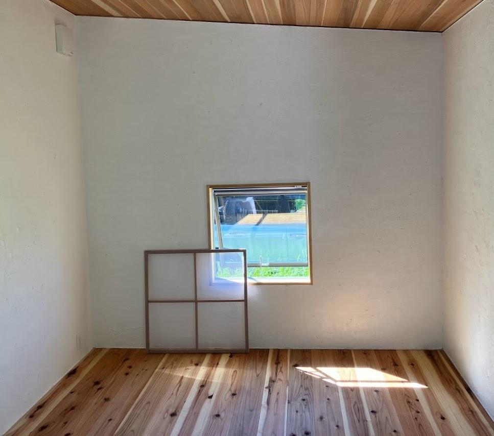 茂原市七渡の売買物件/小屋の中の小窓の感じがいい