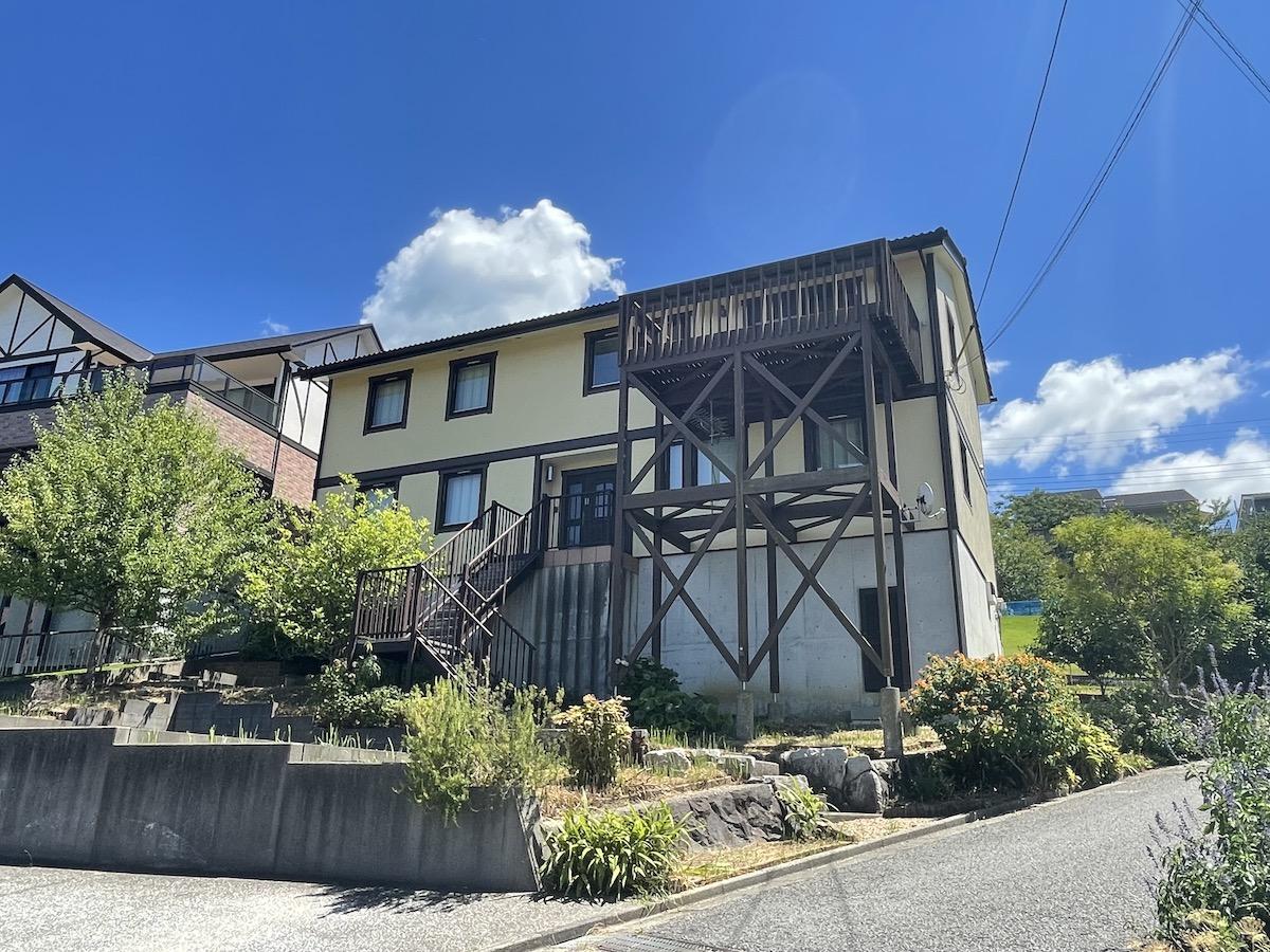 千葉県富津市竹岡の売買物件/物件建物全景。２階建ですが基礎がしっかりと高く造られております