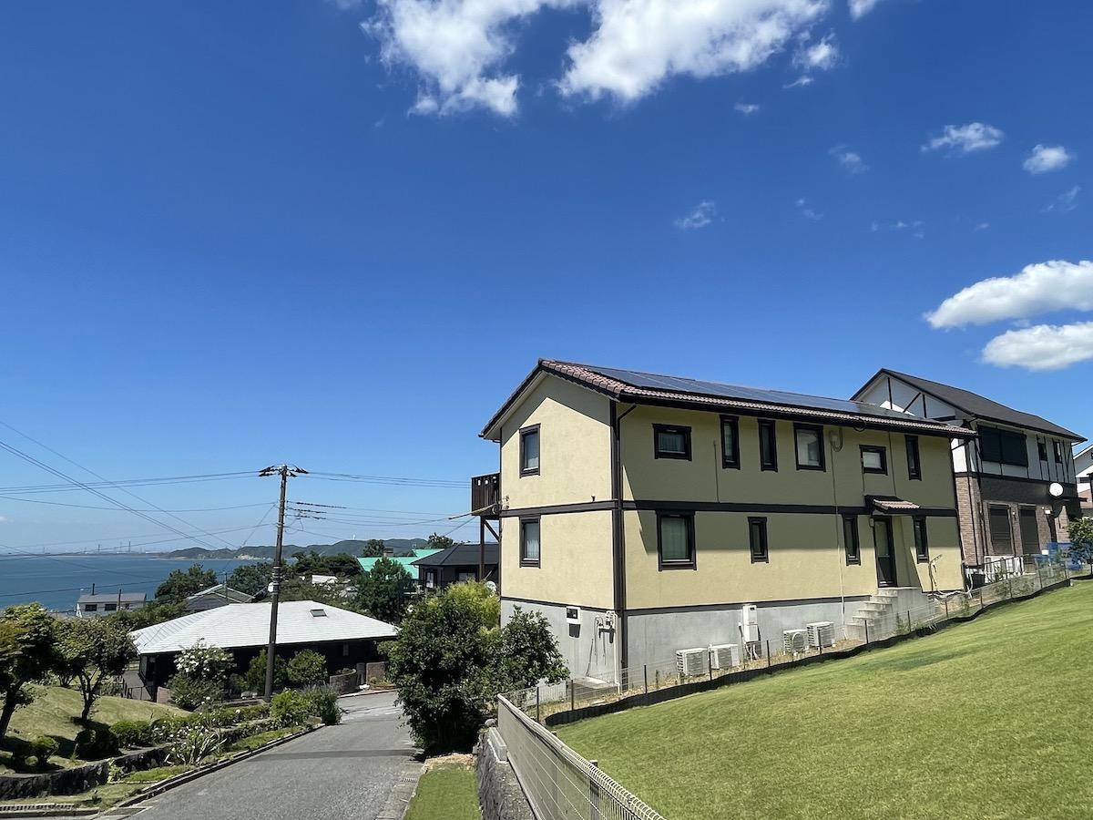 千葉県富津市竹岡の売買物件/建物を裏側から。屋根には大きな太陽光パネルがあります
