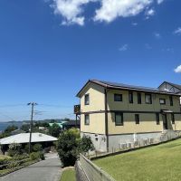 千葉県富津市竹岡の売買物件/建物を裏側から。屋根には大きな太陽光パネルがあります