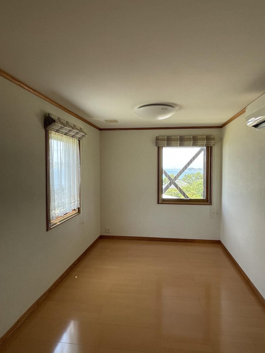 千葉県富津市竹岡の売買物件/１階の居室のひとつ。ゲストルームとしても十分な広さ