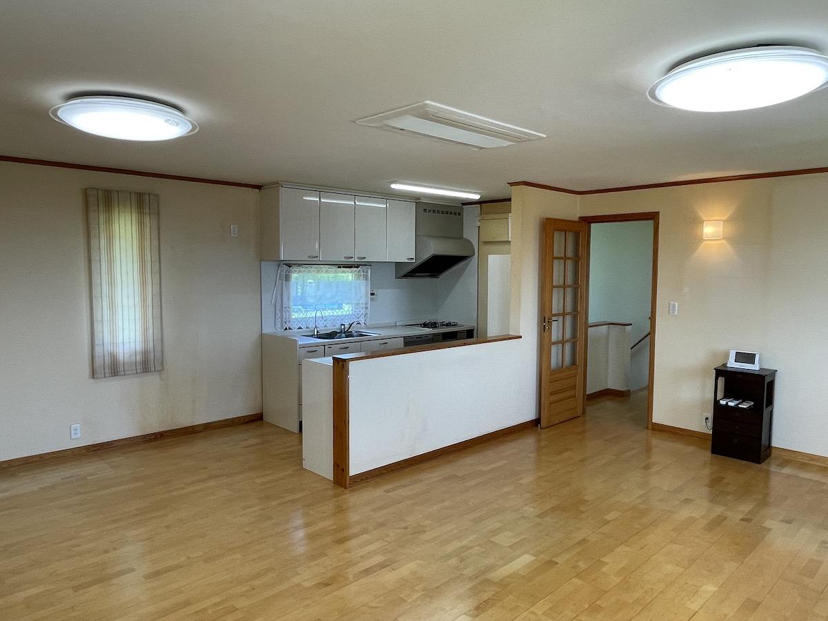 千葉県富津市竹岡の売買物件/２階にあるもうひとつのLDKの様子。こちらも広々