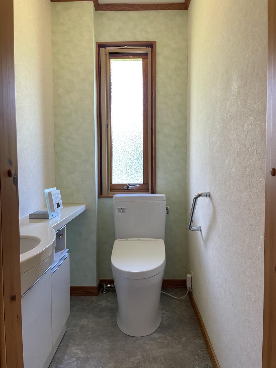 千葉県富津市竹岡の売買物件/２階のトイレの様子。窓からの採光で明るい印象