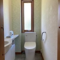 千葉県富津市竹岡の売買物件/２階のトイレの様子。窓からの採光で明るい印象