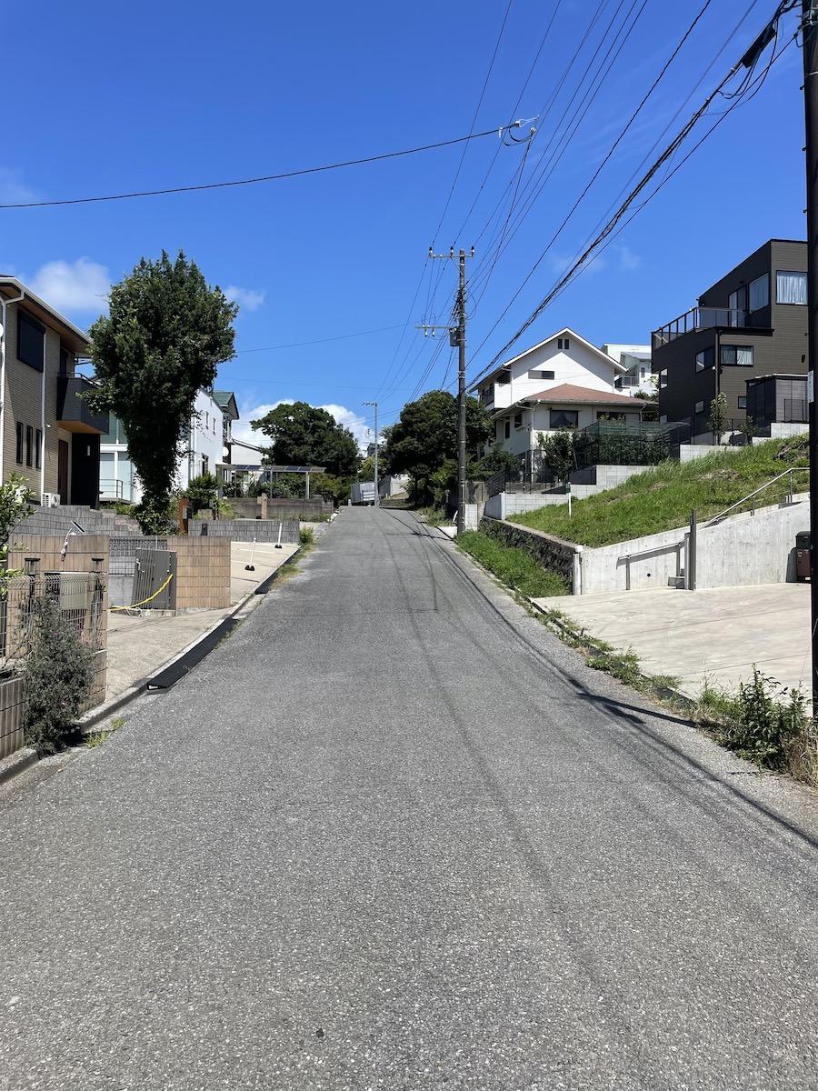 千葉県富津市竹岡の売買物件/前面道路を東側に眺める