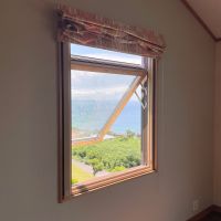 千葉県富津市竹岡の売買物件/木枠の窓のある風景。ここはギャラリーではありません