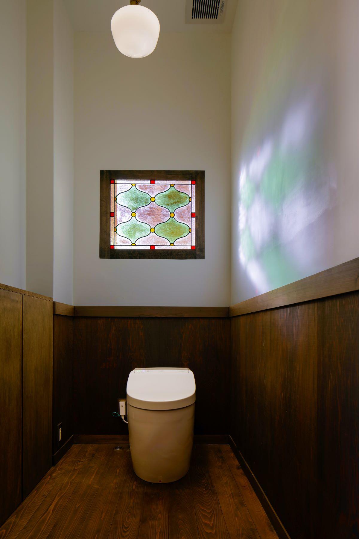 大網白里市萱野の売買物件/このステンドグラスと影。トイレの風景も美しい