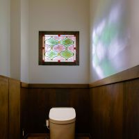 大網白里市萱野の売買物件/このステンドグラスと影。トイレの風景も美しい