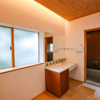 大網白里市萱野の売買物件/洗面台。ラタンの床と天井はナチュラルで清潔感があります