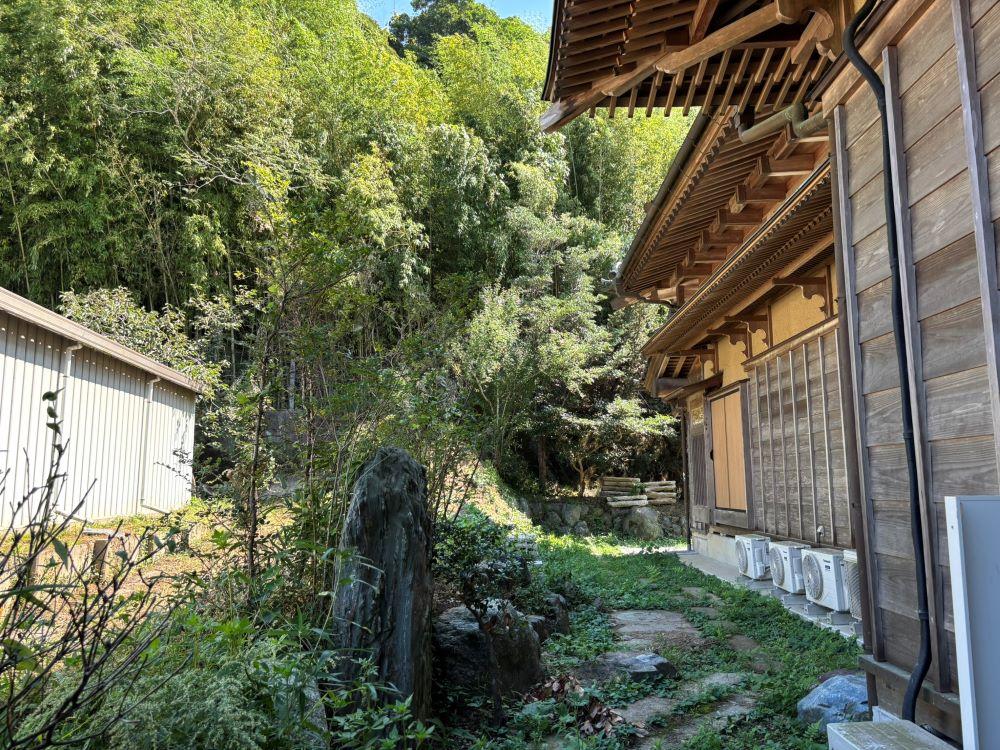 大網白里市萱野の売買物件/建物北側（裏側）。左にみえるのは隣地の倉庫です