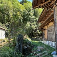 大網白里市萱野の売買物件/建物北側（裏側）。左にみえるのは隣地の倉庫です