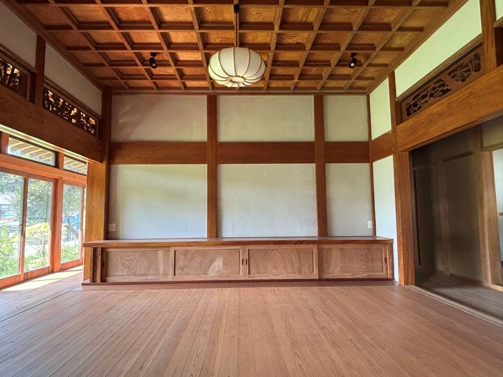 大網白里市萱野の売買物件/玄関を入り西側の板間。白壁と木の配分がラグジュアリーな雰囲気