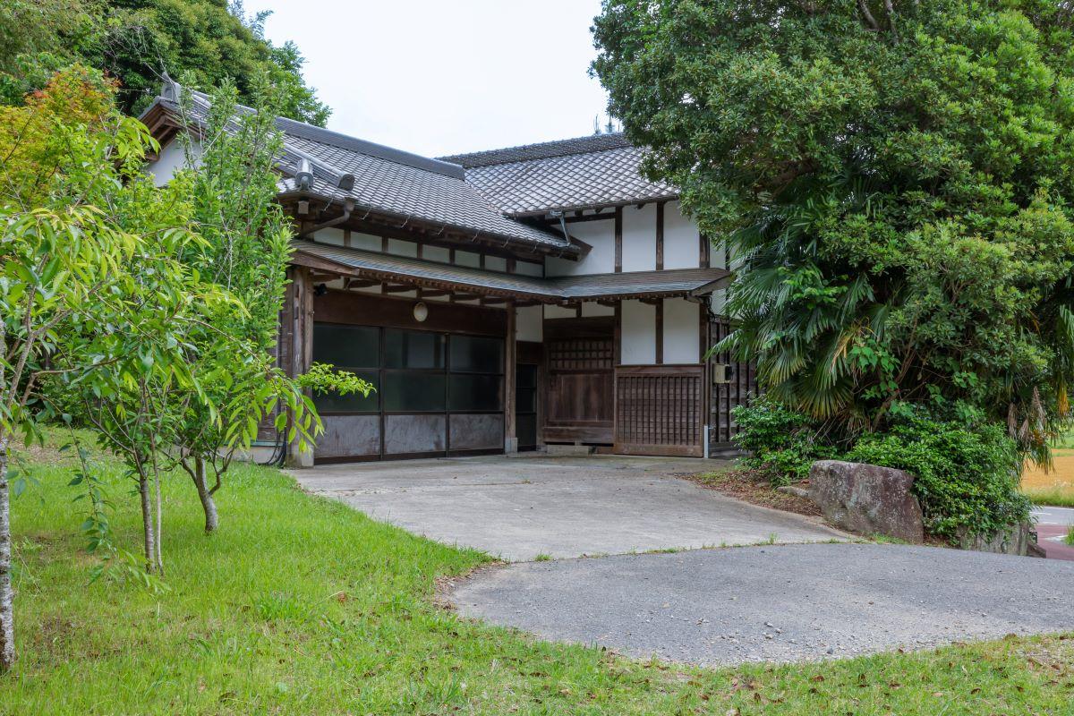 大網白里市萱野の売買物件/離れの倉庫もこの凛々しい佇まい。左側にEV充電器。右側は隠れ2階あります