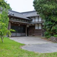 大網白里市萱野の売買物件/離れの倉庫もこの凛々しい佇まい。左側にEV充電器。右側は隠れ2階あります