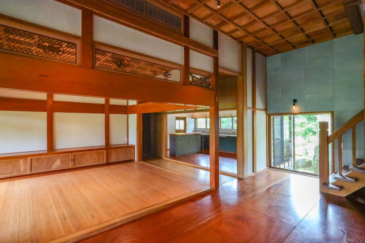 大網白里市萱野の売買物件/華やかな格天井や欄間。伝統的というよりアートを感じる日本家屋