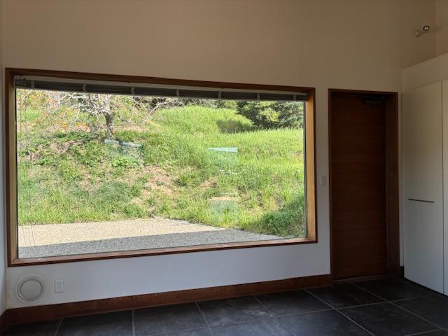 千葉県鴨川市京田の売買物件/玄関を入ると広い土間スペースと開放的な大きな窓があります