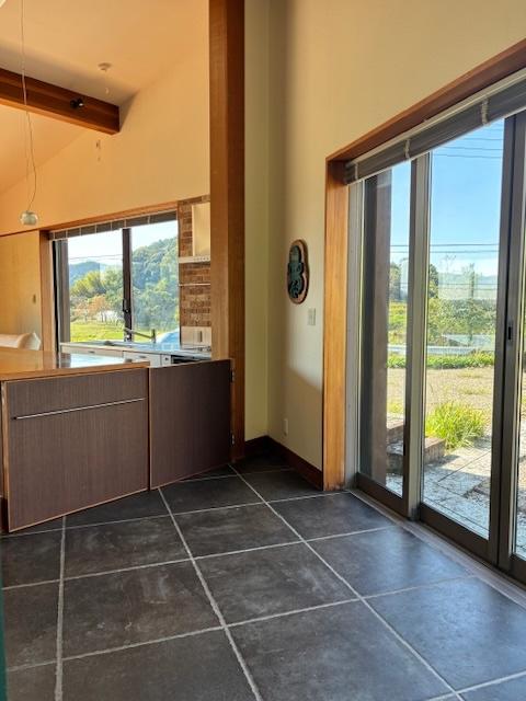 千葉県鴨川市京田の売買物件/一部屋分ありそうな土間スペース、外にも行き来可能