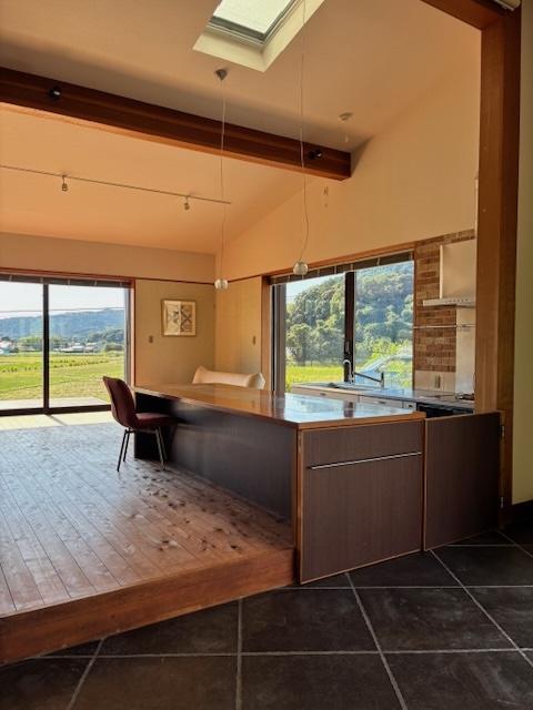 千葉県鴨川市京田の売買物件/天窓の差し込むオープンキッチン