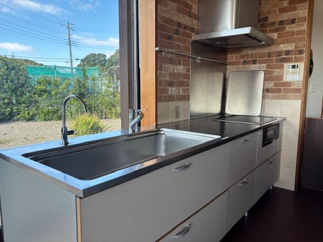 千葉県鴨川市京田の売買物件/広い水回り（キッチン）