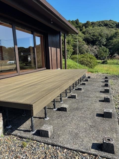 千葉県鴨川市京田の売買物件/リビングの外には縁側を思わせるデッキ