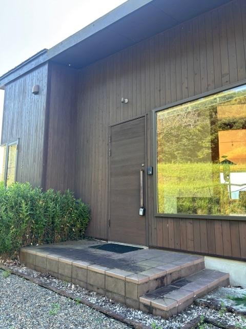 千葉県鴨川市京田の売買物件/リビングと反対に回るとスタイリッシュな玄関が現れます