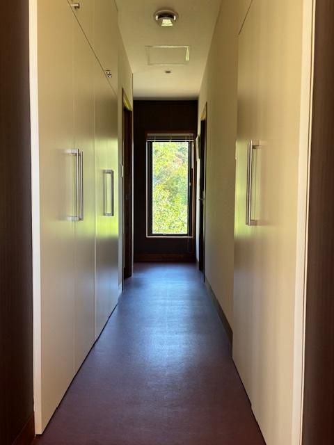 千葉県鴨川市京田の売買物件/洗面・お風呂・トイレに向かう廊下
両サイドにたっぷりの収納