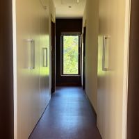 千葉県鴨川市京田の売買物件/洗面・お風呂・トイレに向かう廊下
両サイドにたっぷりの収納