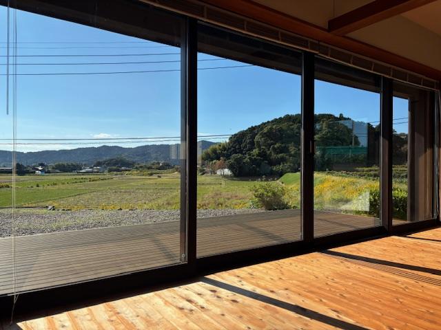 千葉県鴨川市京田の売買物件/リビングの窓いっぱいに広がる、鴨川の田園風景。