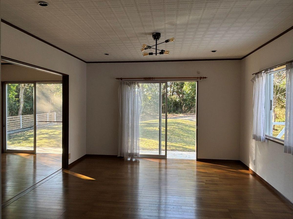 大網白里市細草の売買物件/リビングからも庭と雑木林の緑がたっぷり見えます