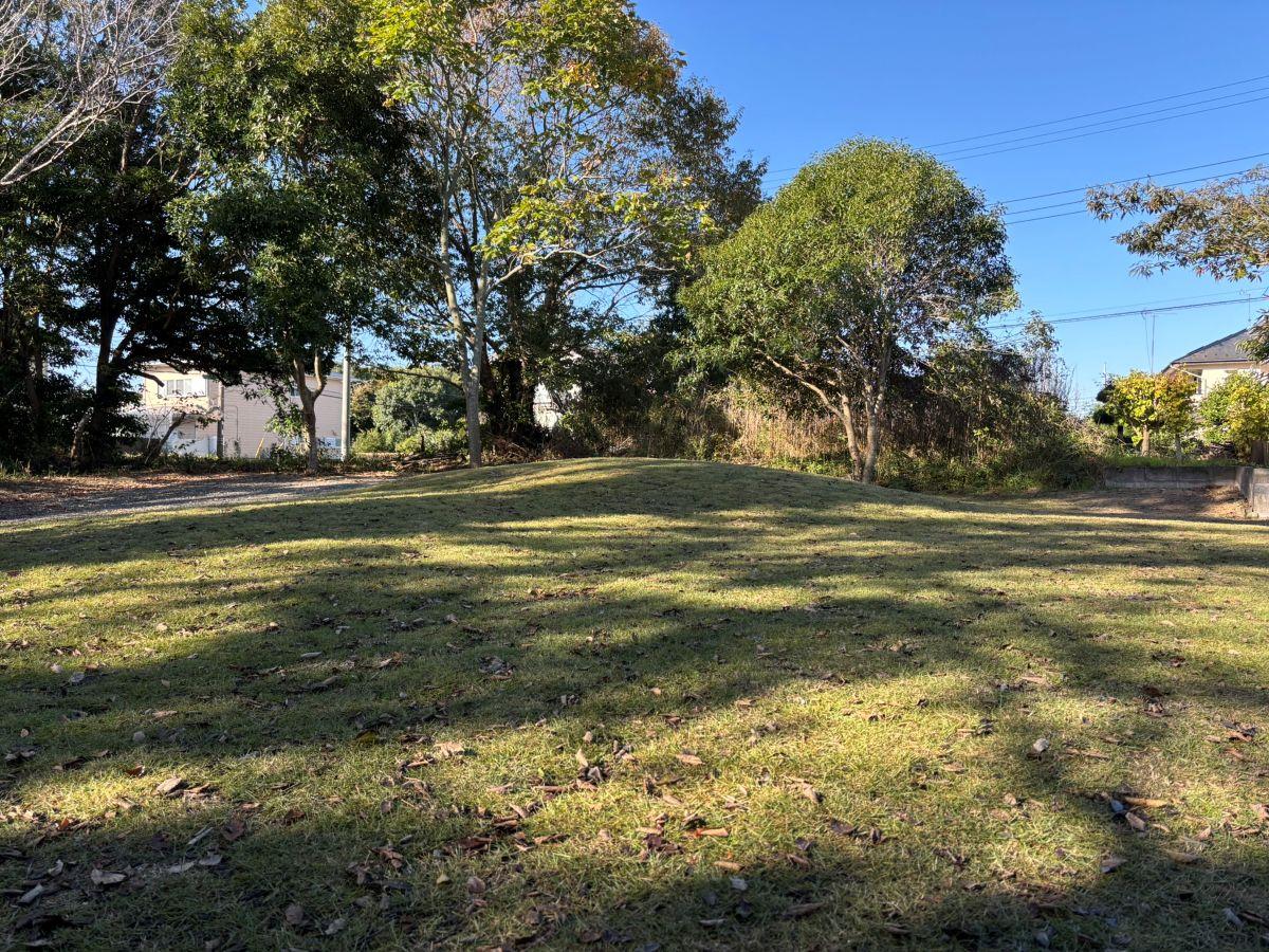 大網白里市細草の売買物件/道路側から庭を。物件は住宅地の一角ですが緑が多くとても恵まれた立地。田舎にポツンと一軒家は心細いという方にはむしろ安心かもしれません