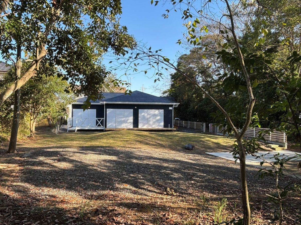 大網白里市細草の売買物件/建物と庭の全体はこんな感じ。黒いラジコンのようなものが自動芝刈り機