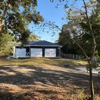 大網白里市細草の売買物件/建物と庭の全体はこんな感じ。黒いラジコンのようなものが自動芝刈り機