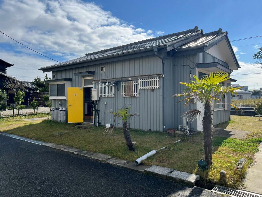 千葉県長生郡一宮町東浪見の売買物件/道路側から。内側がイエローに塗装された扉。キッチンの勝手口ですが、現在はこちらが玄関