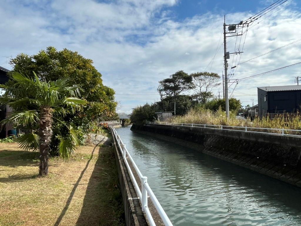 千葉県長生郡一宮町東浪見の売買物件/庭の前を流れる川。オーナーさんより「ここでウナギが釣れたことがあるんです」