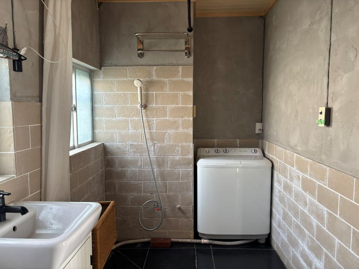 千葉県長生郡一宮町東浪見の売買物件/シャワールーム。その横にある二層式洗濯機はサーファーにとってうれしい仕様