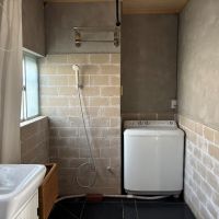 千葉県長生郡一宮町東浪見の売買物件/シャワールーム。その横にある二層式洗濯機はサーファーにとってうれしい仕様