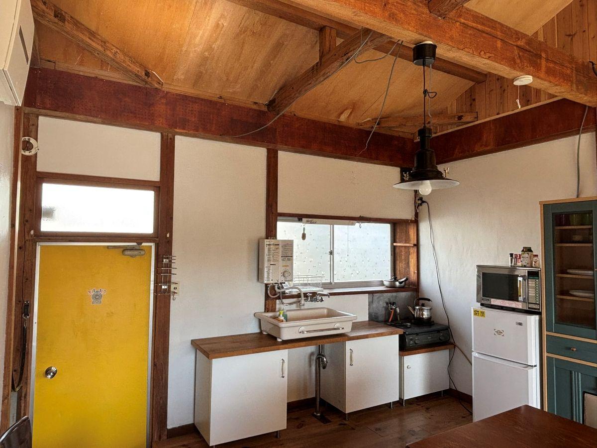 千葉県長生郡一宮町東浪見の売買物件/キッチンはシンプル。コンロは置き型