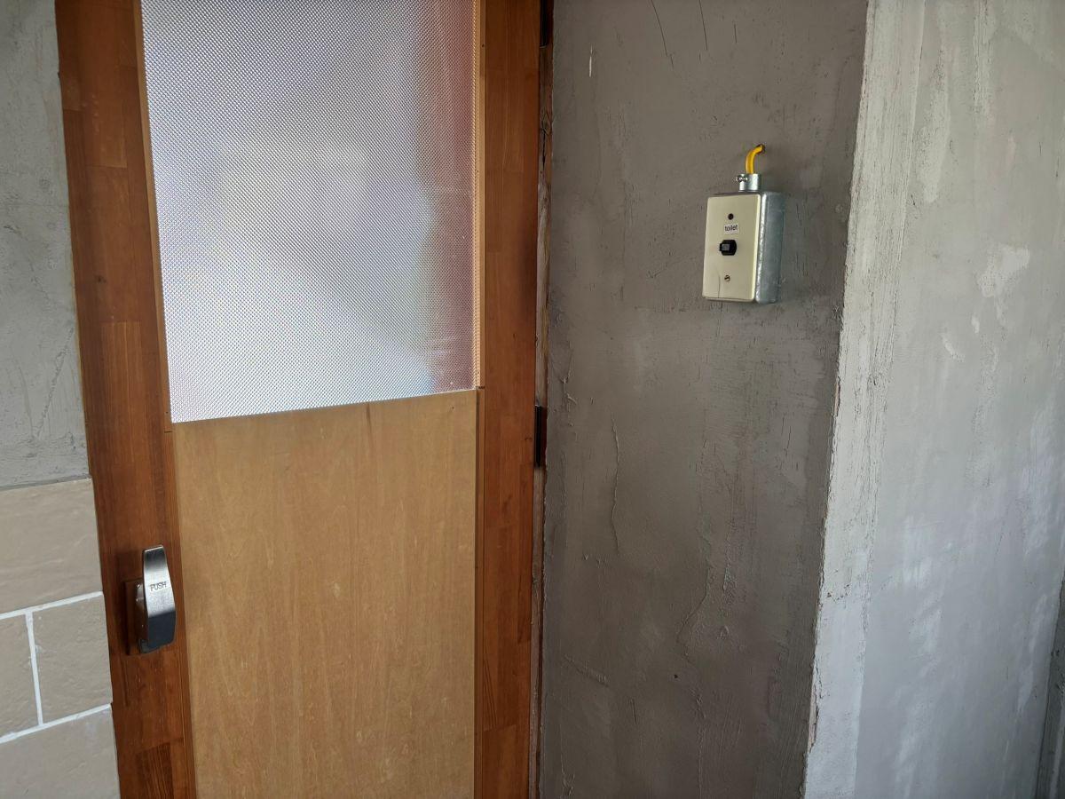 千葉県長生郡一宮町東浪見の売買物件/シャワールームのスイッチと扉