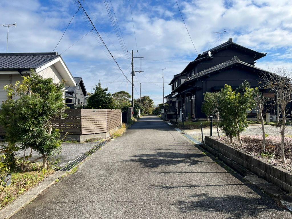 千葉県長生郡一宮町東浪見の売買物件/建物前面道路。奥は袋小路になっており、その先は一段上がって県道